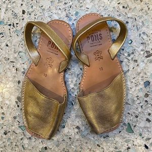 AvarcasUSA Classic Pons Sandal, Metallic Gold